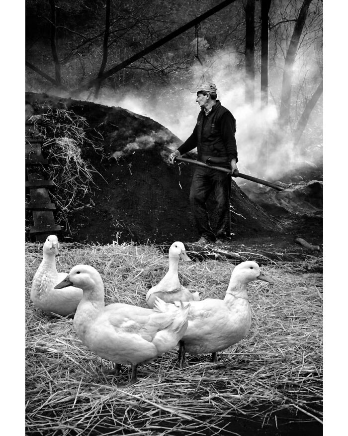 "Ảnh đen trắng đưa mọi người trở về thời xa xưa và gợi lại những kỷ niệm, điều đó khiến tôi rất vui", Arslan nói về lý do yêu thích ảnh đen trắng hơn ảnh màu.