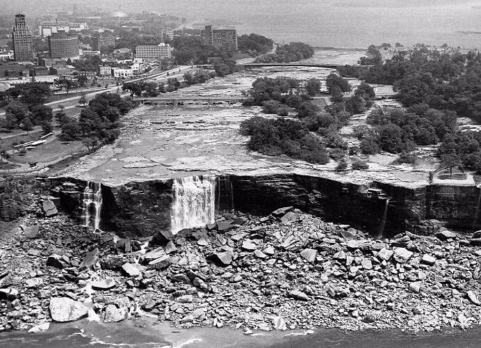 Bức ảnh này chụp thác Niagara khô cạn vào năm 1969. Đây là một trong những khoảnh khắc lịch sử gây sửng sốt được ghi lại. (Nguồn ảnh: BP)