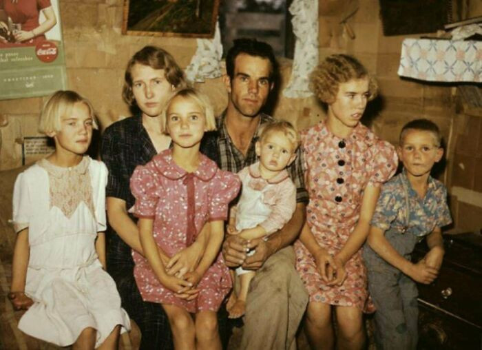 Một gia đình ở trong ngôi nhà được dựng bằng những tấm bìa các tông hồi những năm 1930.