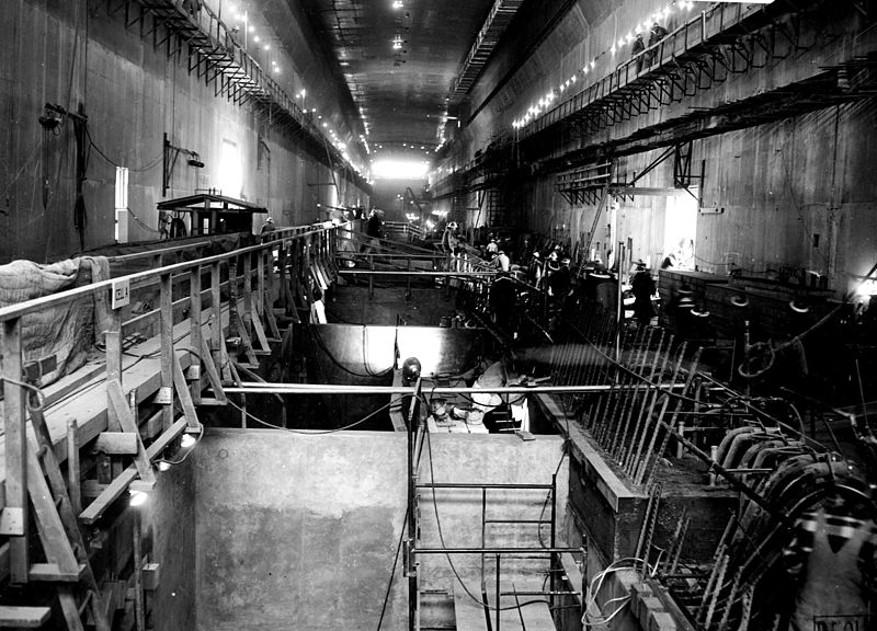 Ngay sau đó, có tới 55.000 người (cả nam và nữ) đã chuyển đến khu vực Hanford để bắt đầu làm việc cho dự án tuyệt mật này. Theo các nhà chức trách, chỉ 5% nhân viên tại nơi làm việc của Hanford biết chuyện gì thực sự đang xảy ra tại đây. Ảnh: Wikipedia.