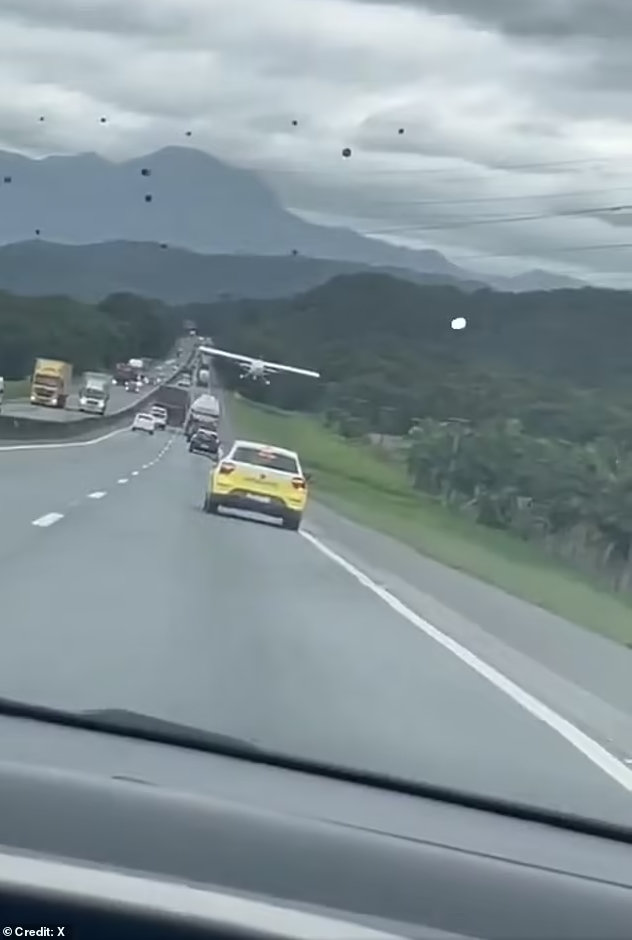 Hong dong co, may bay ha canh khan xuong cao toc dong duc