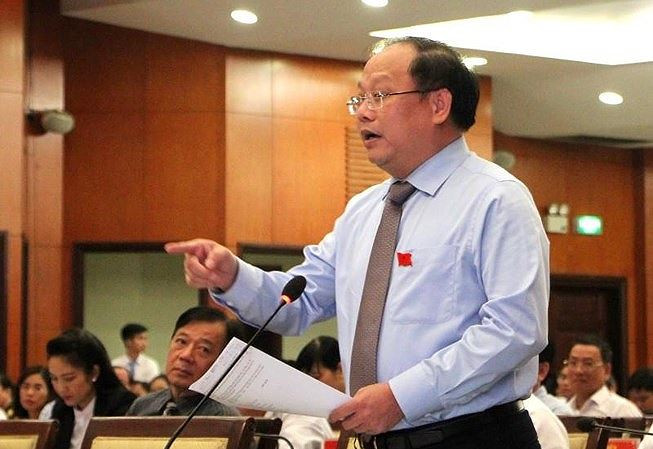 Ông Tất Thành Cang sinh năm 1971, quê Long An. Trước khi là Phó bí thư Thường trực Thành ủy TP.HCM, ông Cang từng giữ chức Bí thư Thành đoàn TP.HCM, Bí thư Quận ủy kiêm Chủ tịch UBND quận 2, Giám đốc Sở GTVT và Phó chủ tịch UBND TP.HCM. 