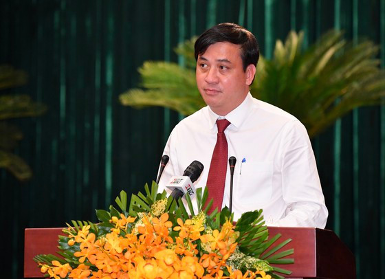 Ông Lê Hòa Bình, SN 1970, quê Quảng Ngãi. Trình độ chuyên môn: Thạc sĩ Xây dựng dân dụng và công nghiệp, Cử nhân Kinh tế; Cao cấp Lý luận Chính trị. Ông Lê Hòa Bình từng giữ các chức: Phó Giám đốc Ban Quản lý Đầu tư xây dựng công trình nâng cấp đô thị TP, Phó Giám đốc Sở Xây dựng, Chủ tịch UBND quận 7. Tháng 4/2019, ông được bổ nhiệm làm Giám đốc Sở Xây dựng TP HCM. Ảnh: SGGP