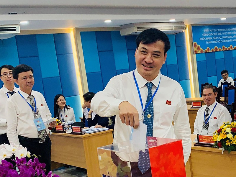 Sau khi được bầu giữ chức Phó Chủ tịch UBND TP HCM khóa IX, ông Lê Hòa Bình đã đặt ra mục tiêu trọng tâm trong 6 lĩnh vực gồm: Pháp lý trong đầu tư xây dựng; quy hoạch, quản lý, phát triển đô thị; xây dựng; quản lý đất đai, tài nguyên và môi trường...Đồng thời đặt ra mục tiêu chi tiết cho từng lĩnh vực. Ở cương vị mới, ông Bình sẽ ưu tiên hơn nữa việc phát triển nhà ở xã hội, nhà ở giá rẻ, nhà ở dành cho công nhân và người có thu nhập thấp. Ảnh: Plo