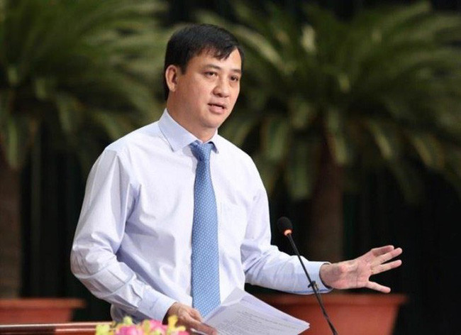 Đồng thời, thúc đẩy thu hút các nguồn lực xã hội, sự tham gia của các thành phần kinh tế để phát triển đô thị. Ông Lê Hòa Bình quan tâm đến phát triển nhà ở cho người dân, chỉnh trang đô thị, giảm ùn tắc giao thông, chống ngập, giảm ô nhiễm môi trường, phát triển cây xanh, mở rộng không gian kết nối với các địa phương trong Vùng Kinh tế trọng điểm phía Nam…