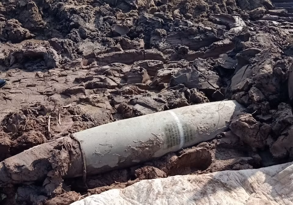 Hai Duong: Dao ao phat hien qua bom dai 1,5m, nang 260kg