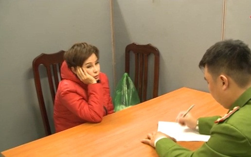  3 nữ quái cầm đầu đường dây ma túy khủng. Phòng Cảnh sát ĐTTP về ma túy, Công an Hà Nội đấu tranh triệt phá thành công đường dây mua bán vận chuyển ma túy từ tuyến biên giới Lào Cai – Trung Quốc đưa về địa bàn Thủ đô Hà Nội tiêu thụ. Đáng chú ý, điều hành hoạt động của đường dây tội phạm này là 3 nữ quái Lê Thị Ánh Nguyệt, SN 1972, Ngô Thị Kỳ Duyên, SN 1975 cùng trú tại phường Phúc Xá, quận Ba Đình và Đào Thị Hồng Xuyến, SN 1973 trú tại TP Lào Cai với những chiêu trò, thủ đoạn hết sức tinh vi. Rạng sáng 17/12 khi Xuyến từ Lào Cai về Hà Nội đem theo 2 bánh heroin để giao cho Nguyệt bị các trinh sát bắt quả tang.