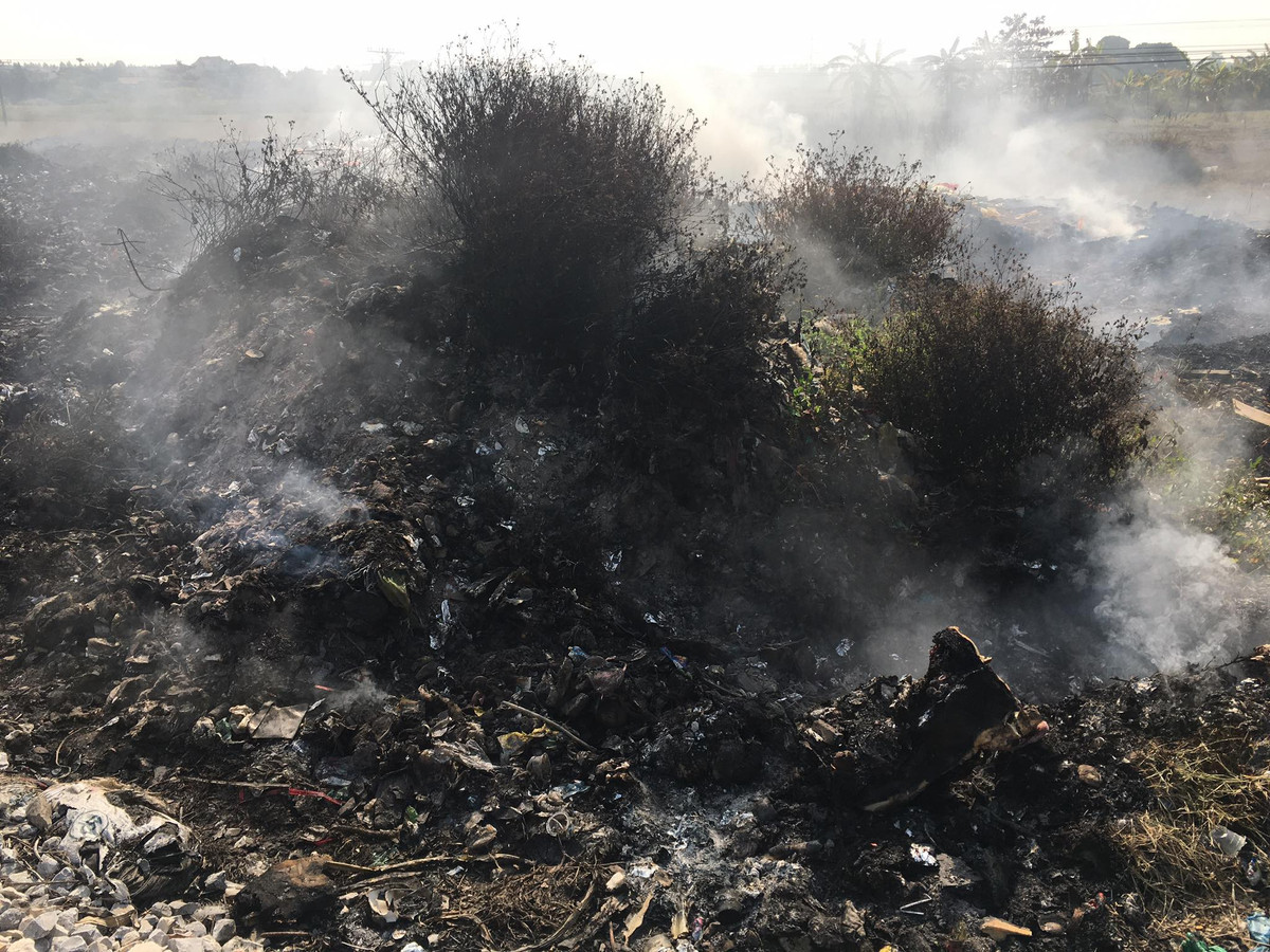 Các đối tượng thường đổ trộm rác trong đêm, khi người dân phát hiện báo cho chính quyền thì đối tượng đã đổ, đốt xong và di chuyển ngay nên khó bắt quả tang và xử lý triệt để.