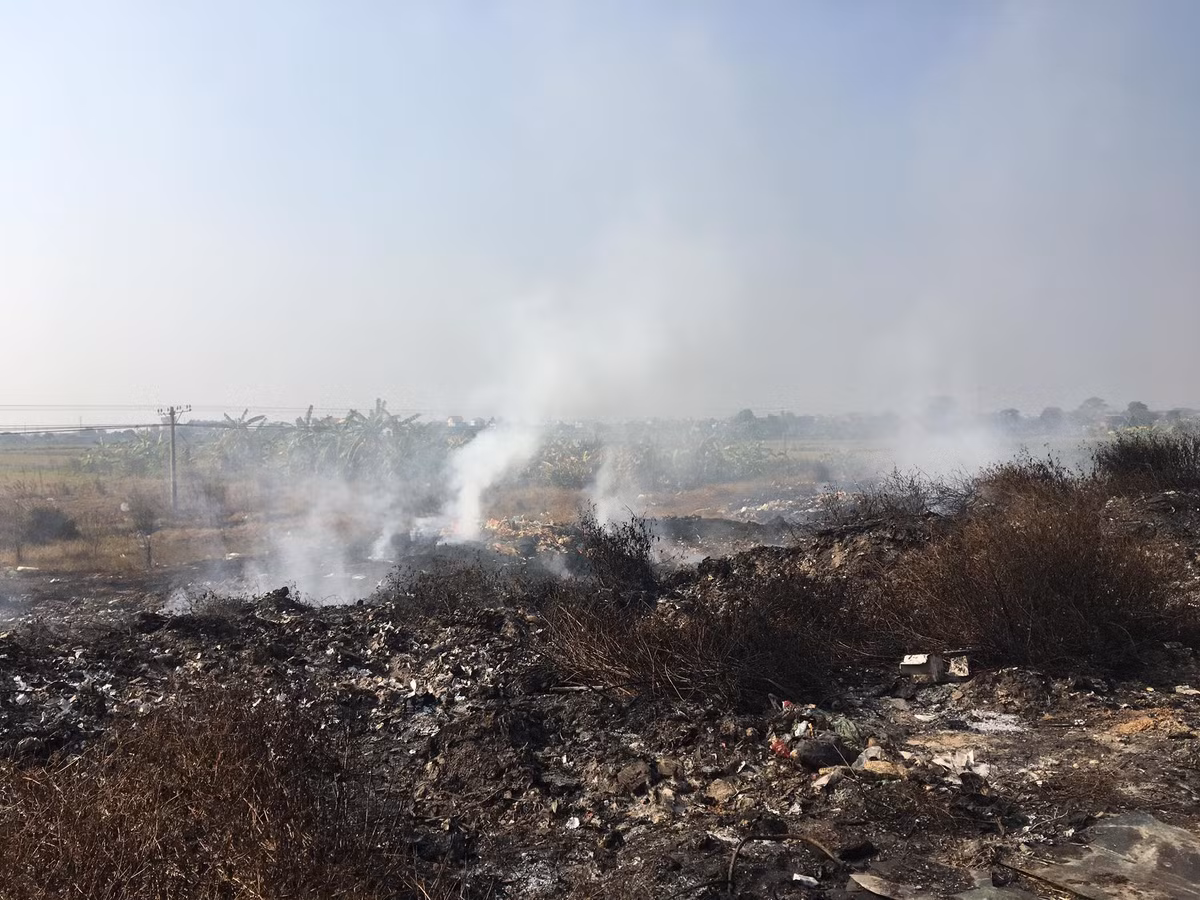 Ngày 9/12, Công an huyện Cẩm Giàng phát hiện một người đàn ông đốt trộm rác tại cánh đồng thôn Tràng Kênh (thị trấn Cẩm Giang). Tuy nhiên, chưa có căn cứ xác định người này đã đốt rác trộm tại bãi rác của thôn Tràng Kênh trước đó.