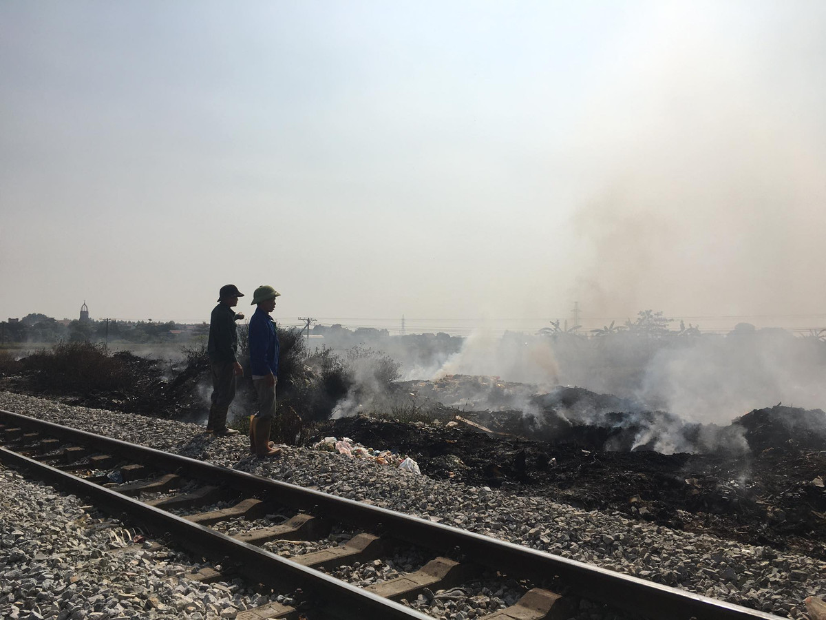 Điều đáng chú ý, UBND tỉnh Hải Dương, Sở Tài nguyên và Môi đã nhiều lần chỉ đạo UBND huyện Cẩm Giàng xử lý dứt điểm và đóng cửa một số bãi rác gây ô nhiễm môi trường nhưng đến nay địa phương vẫn loay hoay xử lý. Hiện việc xử lý rác thải sinh hoạt ở Cẩm Giàng đã và đang là vấn đề bức xúc hiện nay. Nhiều bãi rác tại các xã Cẩm Văn, Định Sơn, Cẩm Hoàng, Cẩm Vũ, Thạch Lỗi... chưa bảo đảm các quy định. Người dân bức xúc, nhiều lần kiến nghị, phản ánh bãi rác ô nhiễm ảnh hưởng đến sản xuất nông nghiệp, đời sống. 