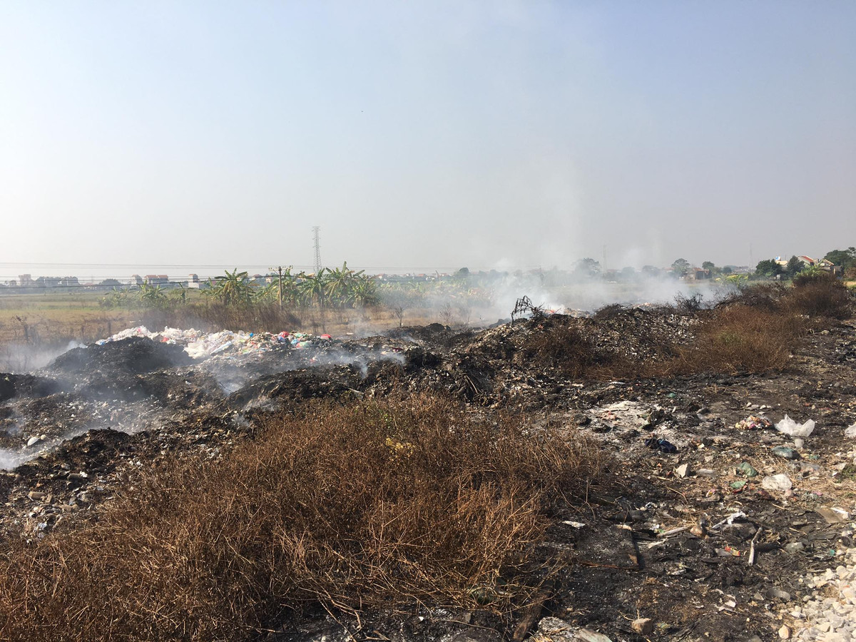 Tình trạng đổ, đốt trộm rác thải chứa nhiều cao su, xốp, nhựa, phế thải từ lốp xe nên dễ bắt lửa, khói đen kéo theo mùi khét lẹt đến tức thở theo gió đến các khu dân cư, gây ô nhiễm môi trường nghiêm trọng, ảnh hưởng trực tiếp đến cuộc sống và sức khoẻ của hàng trăm hộ dân các khu vực xung quanh bãi rác này.