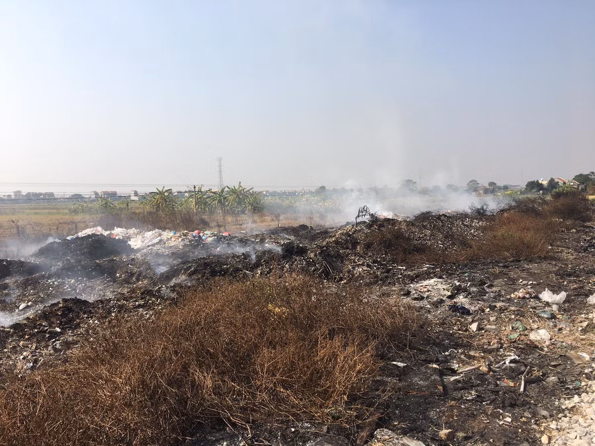Tình trạng đổ, đốt trộm rác thải chứa nhiều cao su, xốp, nhựa, phế thải từ lốp xe nên dễ bắt lửa, khói đen kéo theo mùi khét lẹt đến tức thở theo gió đến các khu dân cư, gây ô nhiễm môi trường nghiêm trọng, ảnh hưởng trực tiếp đến cuộc sống và sức khoẻ của hàng trăm hộ dân các khu vực xung quanh bãi rác này.