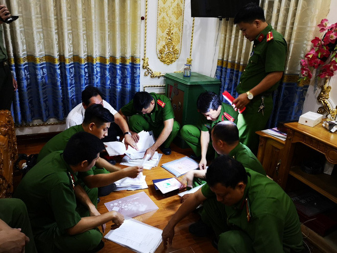 Công an TX Phú Mỹ tiến hành lập biên bản khám xét và thu giữ những vật chứng có liên quan nhằm củng cố hồ sơ xử lý vụ việc theo quy định.