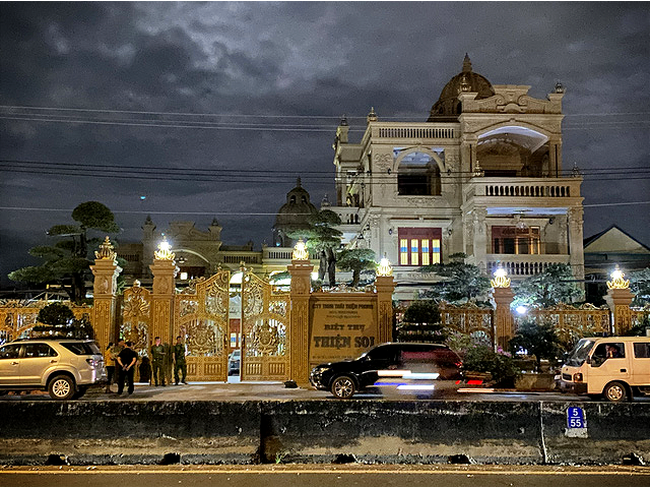 Lê Thái Thiện được coi là đại gia khi sở hữu 1 căn biệt thự dát vàng tại ấp Láng Cát, xã Tân Hải nằm trên quốc lộ 51 luôn rực sáng đèn về đêm, khiến nhiều người đi ngang qua trầm trồ khen ngợi. Bên ngoài căn biệt thự được sơn màu vàng, nhiều chi tiết bên trong được ốp vàng 24k, bao gồm trần nhà, tường, đèn treo, cầu thang...