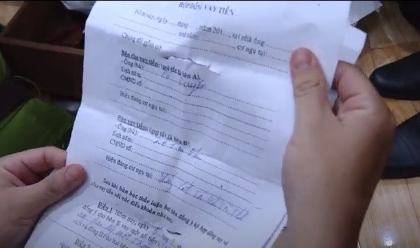 Cơ quan Công an thu giữ nhiều loại giấy cho vay tiền tại nhà của Lê Thái Thiện.