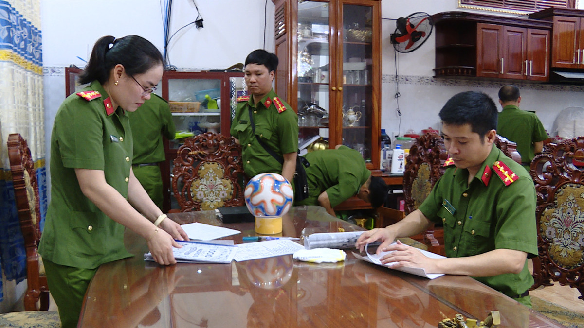 Tiến hành khám xét nơi ở của Lê Thái Thiện Cơ quan công an thu giữ nhiều loại giấy tờ cho vay tiền, giấy ghi nợ… liên quan đến hành vi cho vay nặng lãi, với số tiền thể hiện trong trong các giấy vay tiền từ vài trăm triệu đến vài tỷ đồng.