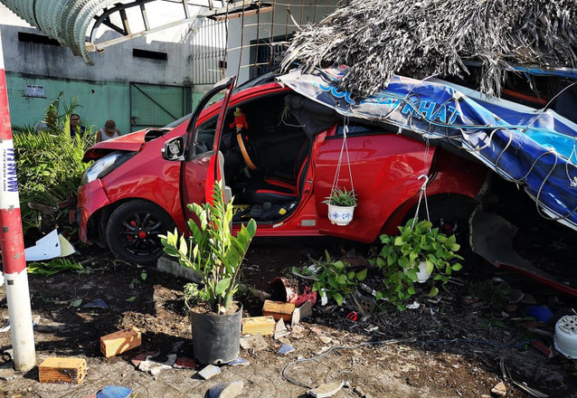  Ô tô mất lái tông hàng loạt xe máy sập quán cà phê: Khoảng 7h30 sáng 5/12, trên quốc lộ 51 đoạn khu phố Phước Lập, phường Mỹ Xuân, thị xã Phú Mỹ, tỉnh Bà Rịa – Vũng Tàu, ô tô 4 chỗ hiệu Chevrolet Spark biển kiểm soát 60A 47154 đang lưu thông từ hướng TP. Vũng Tàu về Biên Hòa, Đồng Nai bất ngờ mất lái. Chiếc xe sau đó lao lên vỉa tông liên tiếp 3 chiếc xe máy của khách đang uống cà phê dựng trên vỉa hè. Cú tông mạnh làm hư hỏng nặng một chiếc xe bán cà phê lưu dộng trên vỉa hè và làm bị thương một người phụ nữ bán cà phê. Chưa dừng lại, chiếc xe này tiếp lao trên vỉa hè sập một quán cà phê và một mái hiên nhà dân bị sập. Hậu quả làm 1 người phụ nữ bị thương.