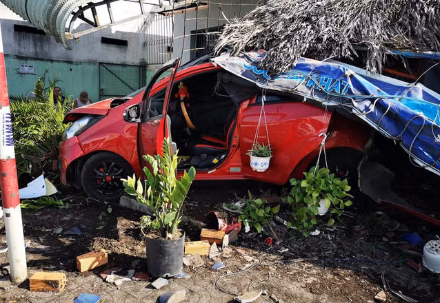  Ô tô mất lái tông hàng loạt xe máy sập quán cà phê: Khoảng 7h30 sáng 5/12, trên quốc lộ 51 đoạn khu phố Phước Lập, phường Mỹ Xuân, thị xã Phú Mỹ, tỉnh Bà Rịa – Vũng Tàu, ô tô 4 chỗ hiệu Chevrolet Spark biển kiểm soát 60A 47154 đang lưu thông từ hướng TP. Vũng Tàu về Biên Hòa, Đồng Nai bất ngờ mất lái. Chiếc xe sau đó lao lên vỉa tông liên tiếp 3 chiếc xe máy của khách đang uống cà phê dựng trên vỉa hè. Cú tông mạnh làm hư hỏng nặng một chiếc xe bán cà phê lưu dộng trên vỉa hè và làm bị thương một người phụ nữ bán cà phê. Chưa dừng lại, chiếc xe này tiếp lao trên vỉa hè sập một quán cà phê và một mái hiên nhà dân bị sập. Hậu quả làm 1 người phụ nữ bị thương.