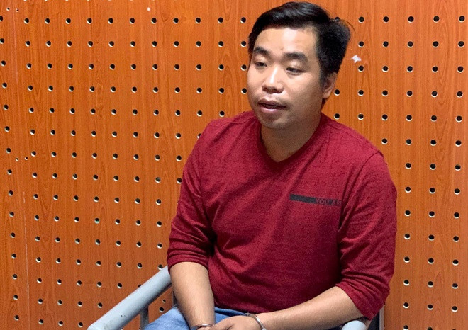  Chủ quán karaoke cướp điện thoại của nữ tiếp viên: Ngày 5/12, Công an TP Thủ Dầu Một, tỉnh Bình Dương, đã tạm giữ Huỳnh Thanh Chắc (31 tuổi, quê ở Hậu Giang) để điều tra về hành vi Cướp tài sản. Trước đó, ngày 2/12, chị N. (25 tuổi, ngụ ở Sóc Trăng) đến quán karaoke Glory do Chắc làm chủ tại phường Tương Bình Hiệp để xin việc làm. Khi được nhận vào làm, chị N. ký vào giấy ứng lương 4,5 triệu đồng nhưng không được nhận tiền. Tối cùng ngày, chị N. xin nghỉ việc, quản lý quán đã yêu cầu phải trả 4,5 triệu đồng. Sau khi giải quyết tại công an phường, đêm cùng ngày, chị N. ở bến xe để về quê thì Chắc đến tát và giật chiếc điện thoại di động trị giá khoảng 8,3 triệu đồng.