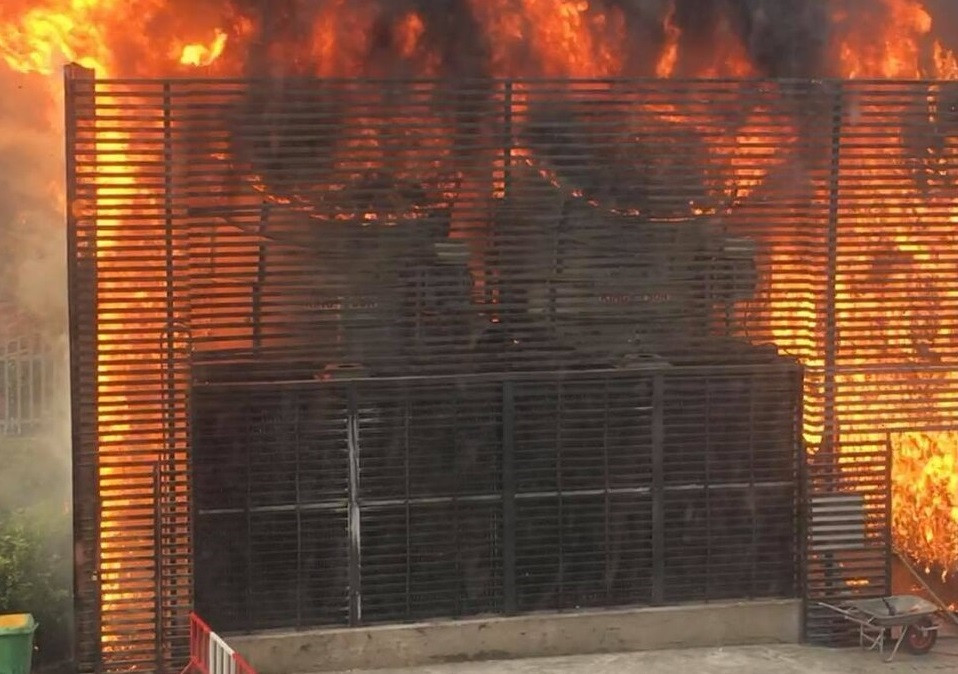  Cháy hệ thống điều hòa tại chung cư HH2 Complex, nhiều người hoảng loạn. Khoảng 10h ngày 5/12, tại khu vực hệ thống điều hòa của khu chung cư HH2 Complex, phường Phương Mai, quận Đống Đa, Hà Nội bất ngờ xảy ra cháy lớn. Vụ cháy lan rất nhanh kèm theo khói lớn đen nghịt khiến hàng trăm người hoảng loạn, hô hoán nhau bỏ chạy. Lực lượng Cảnh sát PCCC đã điều 2 xe chữa cháy đến hiện trường cùng nhiều cán bộ công an nhanh chóng có mặt tại hiện trường. Say 1 giờ đồng hồ, đám cháy cơ bản được dập tắt.