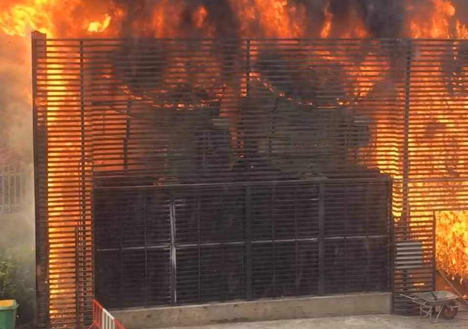  Cháy hệ thống điều hòa tại chung cư HH2 Complex, nhiều người hoảng loạn. Khoảng 10h ngày 5/12, tại khu vực hệ thống điều hòa của khu chung cư HH2 Complex, phường Phương Mai, quận Đống Đa, Hà Nội bất ngờ xảy ra cháy lớn. Vụ cháy lan rất nhanh kèm theo khói lớn đen nghịt khiến hàng trăm người hoảng loạn, hô hoán nhau bỏ chạy. Lực lượng Cảnh sát PCCC đã điều 2 xe chữa cháy đến hiện trường cùng nhiều cán bộ công an nhanh chóng có mặt tại hiện trường. Say 1 giờ đồng hồ, đám cháy cơ bản được dập tắt.