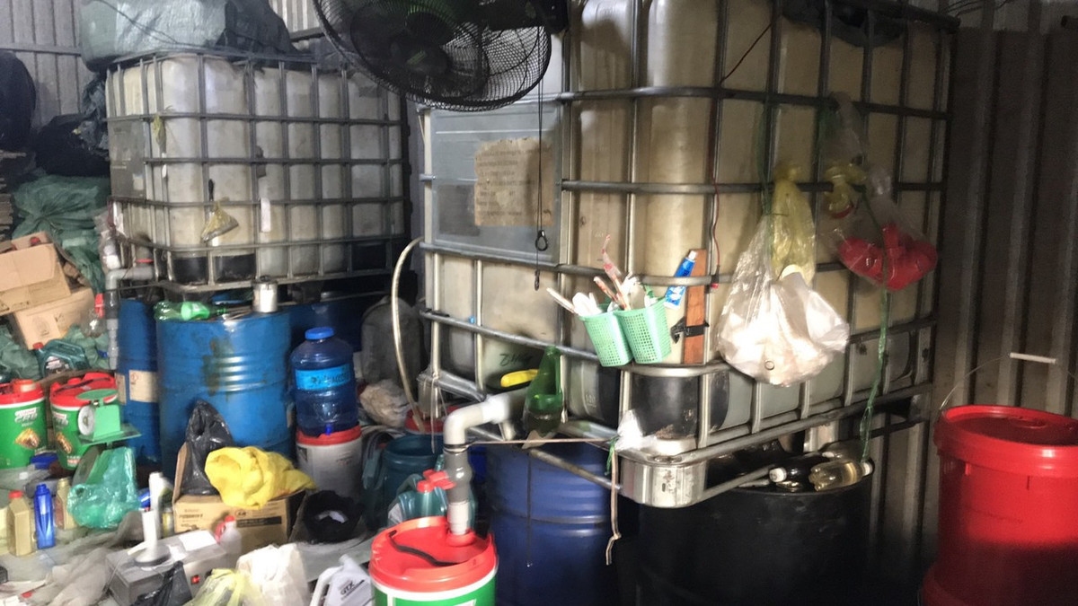  Bắt giam nhóm đối tượng trong đường dây sản xuất nhớt giả quy mô lớn. Ngày 5/12, Cơ quan CSĐT Công an TP.HCM cho biết đã ra quyết định khởi tố vụ án hình sự “sản xuất, buôn bán hàng giả”; khởi tố bị can, bắt tạm giam Đỗ Văn Khiến - Giám đốc Công ty TNHH dầu nhớt Văn Thành; Lã Văn Hải (SN 1994, ngụ xã Trung Chánh, Hóc Môn, TP.HCM) về tội “sản xuất, buôn bán hàng giả”; tạm giam Nguyễn Văn Đức về tội “sản xuất hàng giả”. Trước đó, ngày 25/11, cảnh sát bắt quả tang Lã Văn Hải điều khiển xe ô tô tải BS 54Y-3678 đang tiến hành bốc dỡ số lượng lớn hàng hóa là dầu nhớt nhãn hiệu Castrol, BP nghi là hàng giả. Hải khai chở thuê số nhớt này cho Đỗ Văn Khiến. Khám xét tại các địa chỉ liên quan, Cơ quan Điều tra thu giữ thêm số lượng lớn dầu nhớt giả thành phẩm các loại, nhớt nguyên liệu và máy móc, trang thiết bị dùng để sản xuất nhớt giả.