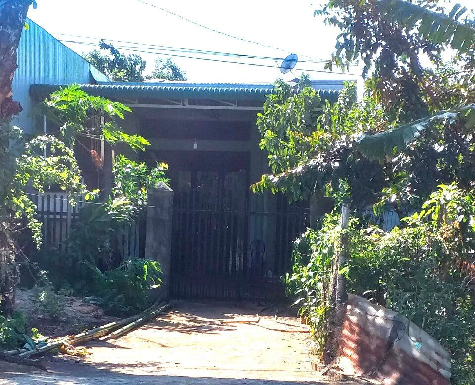  Cụ ông 74 tuổi giở trò đồi bại với bé gái 10 tuổi. Ngày 5/12, Công an huyện Đức Cơ (Gia Lai) cho biết, đang tạm giữ hình sự Ngân Văn Hiếu (SN 1946, trú tại xã Ia Din, huyện Đức Cơ) để điều tra về hành vi “Hiếp dâm người dưới 16 tuổi”. Ông Hiếu sống cùng với vợ tại xã Ia Din, huyện Đức Cơ (Gia Lai). Thấy cháu Q. (SN 2010, học sinh lớp 5 của 1 trường tiểu học trên địa bàn xã Ia Din) thỉnh thoảng sang nhà mình chơi nên ngày 2/12, nhân lúc không có người xung quanh, ông Hiếu đã dụ dỗ cháu Q. sang nhà mình rồi giở trò đồi bại. Ảnh: Công Lý.