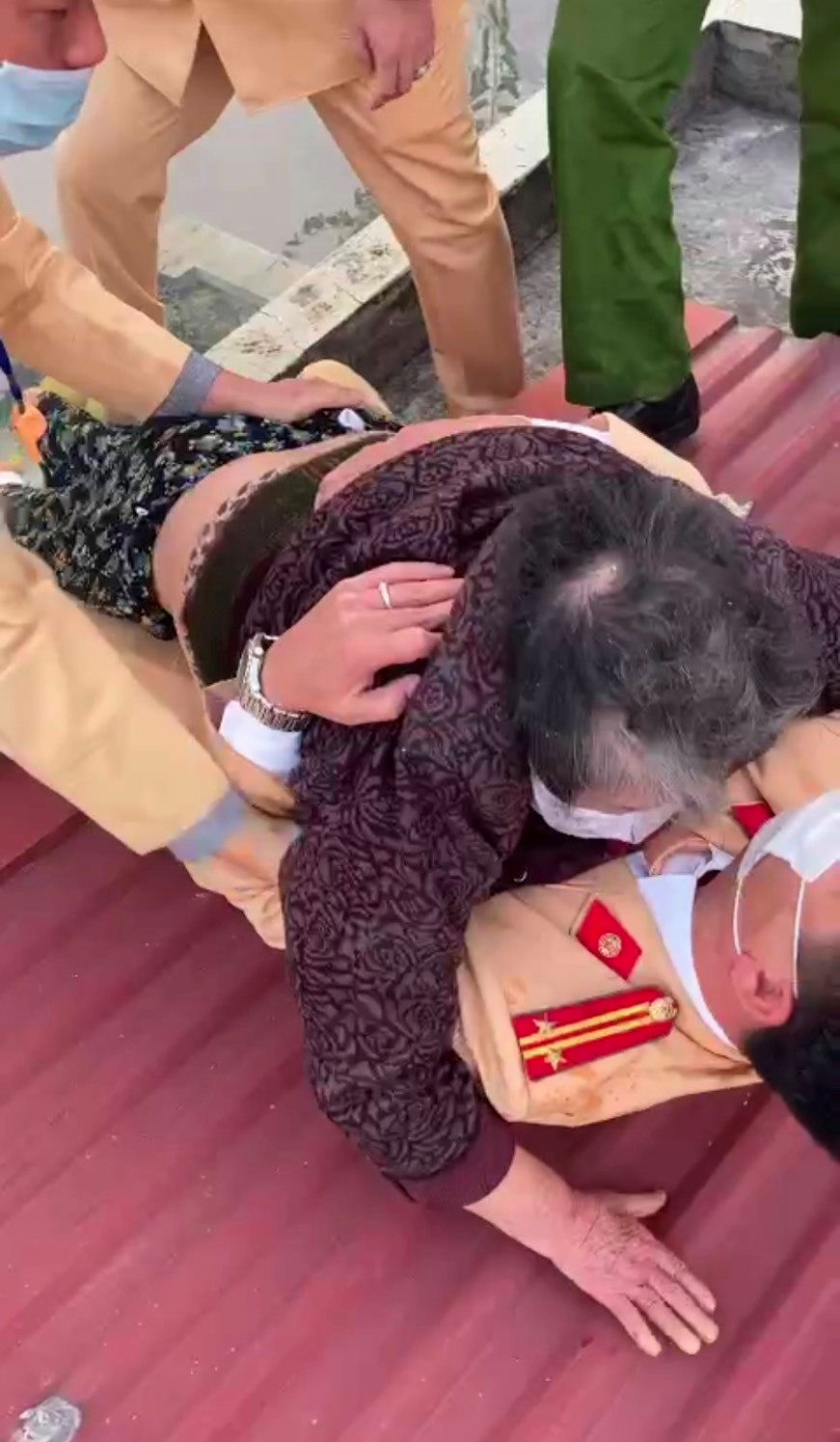 Cu ba 83 tuoi thap huong cho chong khien can nha phat hoa-Hinh-4