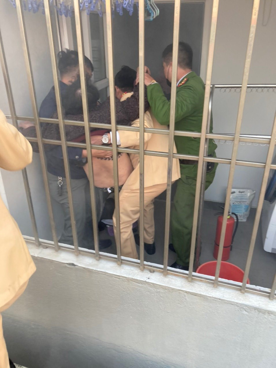 Cu ba 83 tuoi thap huong cho chong khien can nha phat hoa-Hinh-3