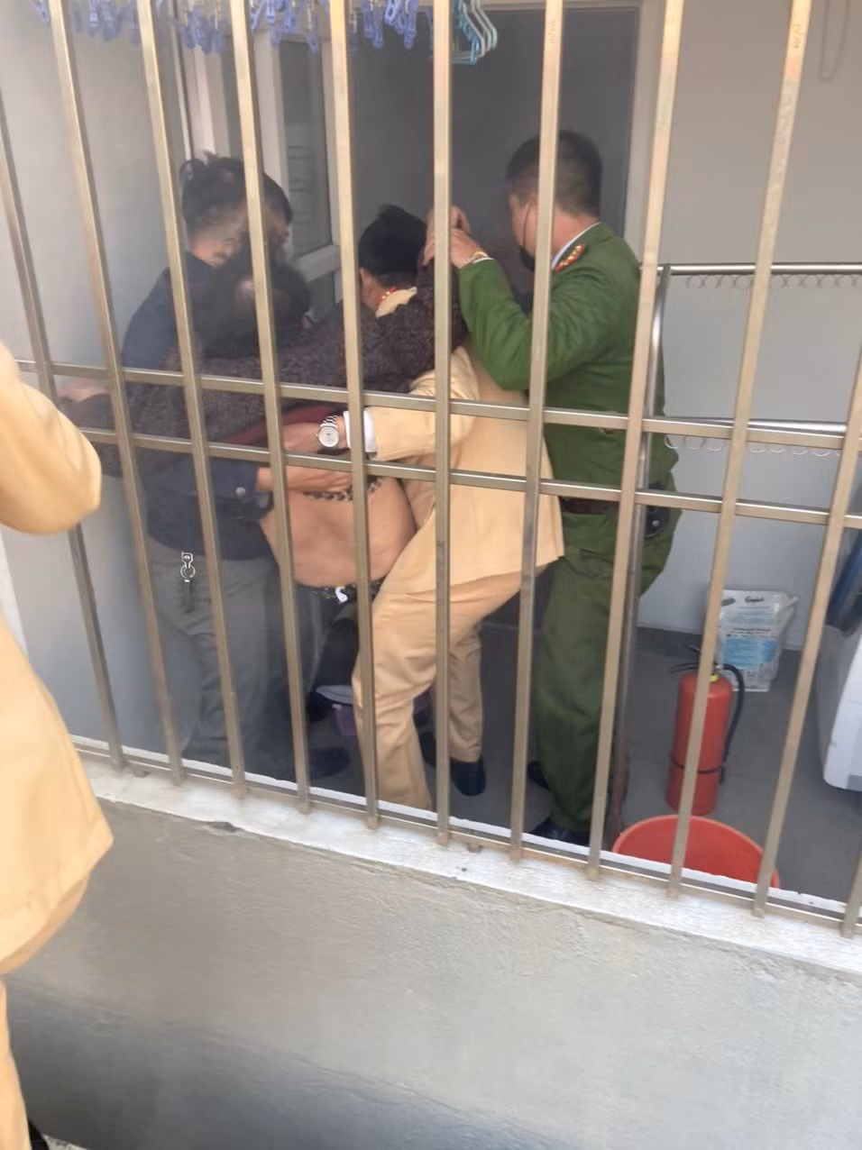 Cu ba 83 tuoi thap huong cho chong khien can nha phat hoa-Hinh-3