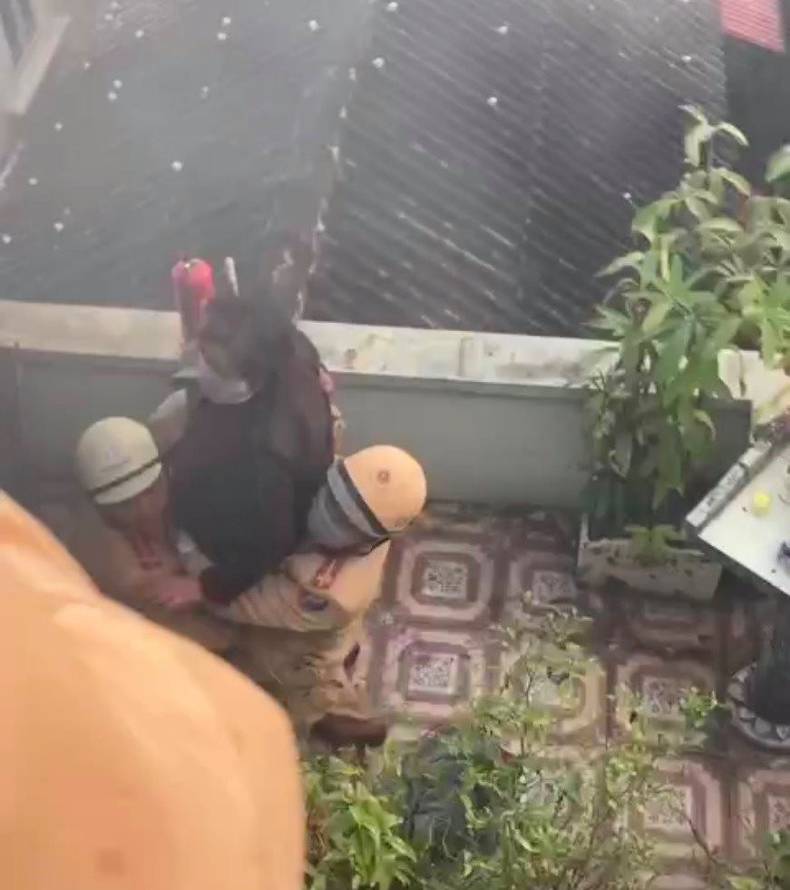 Cu ba 83 tuoi thap huong cho chong khien can nha phat hoa-Hinh-2