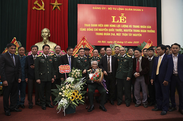 Năm 1980, ông được Nhà nước phong quân hàm Thiếu tướng năm 1980 và năm 1987 được phong hàm Trung tướng. Ông được tặng thưởng Huân chương Độc lập hạng Nhì, Huy hiệu 70 năm tuổi Đảng… Ảnh: Bộ Quốc phòng.