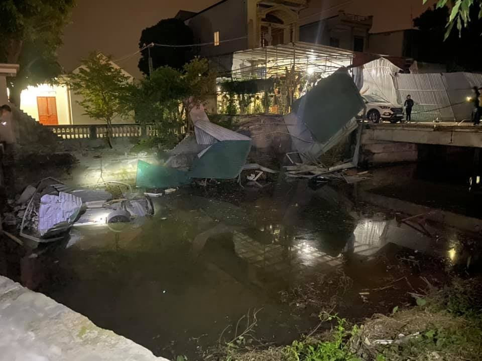 Hai Duong: Xe Mercedes lat ngua duoi kenh, tai xe tu vong