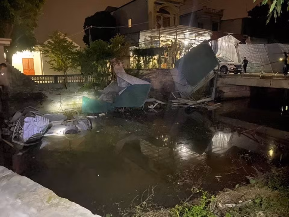 Hai Duong: Xe Mercedes lat ngua duoi kenh, tai xe tu vong