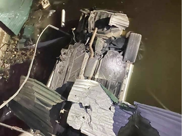 Hai Duong: Xe Mercedes lat ngua duoi kenh, tai xe tu vong-Hinh-2