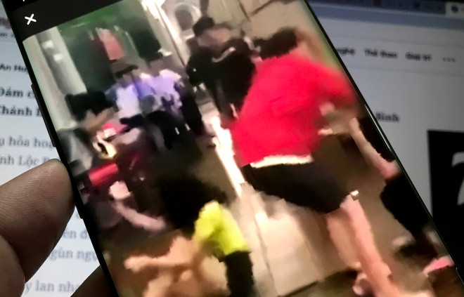 Hai nu sinh bi chan duong danh da man