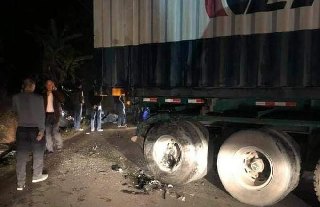 Xe bien xanh So VHTT Quang Ninh va cham container: Hai nguoi tu vong-Hinh-2