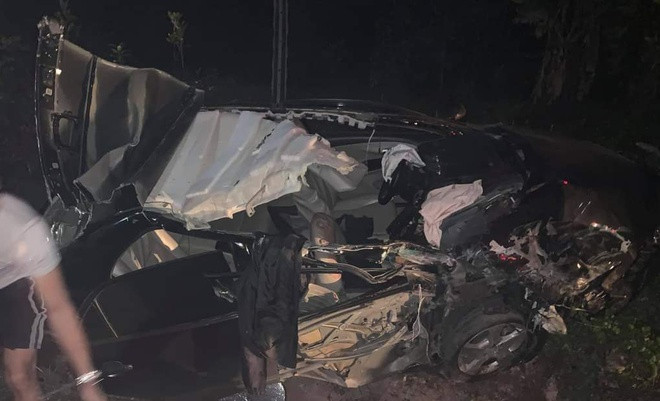 Xe bien xanh So VHTT Quang Ninh va cham container: Hai nguoi tu vong-Hinh-3