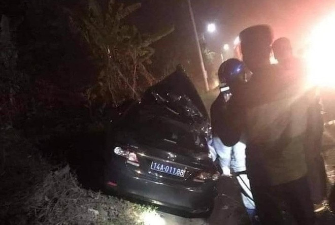 Xe bien xanh So VHTT Quang Ninh va cham container: Hai nguoi tu vong