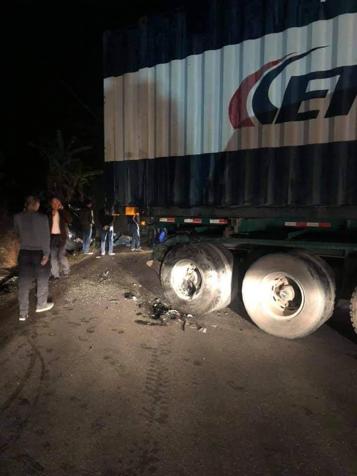 Quang Ninh: Xe bien xanh va cham container, 4 nguoi bi thuong-Hinh-2