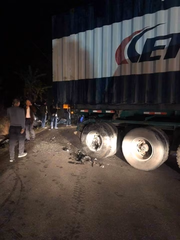 Quang Ninh: Xe bien xanh va cham container, 4 nguoi bi thuong-Hinh-2