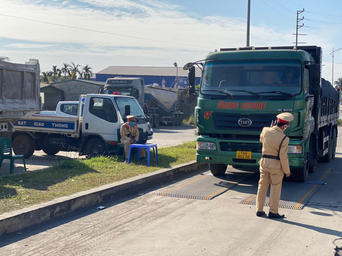 Xe qua kho, qua tai cay nat QL17B: CSGT lap chot xu ly-Hinh-2