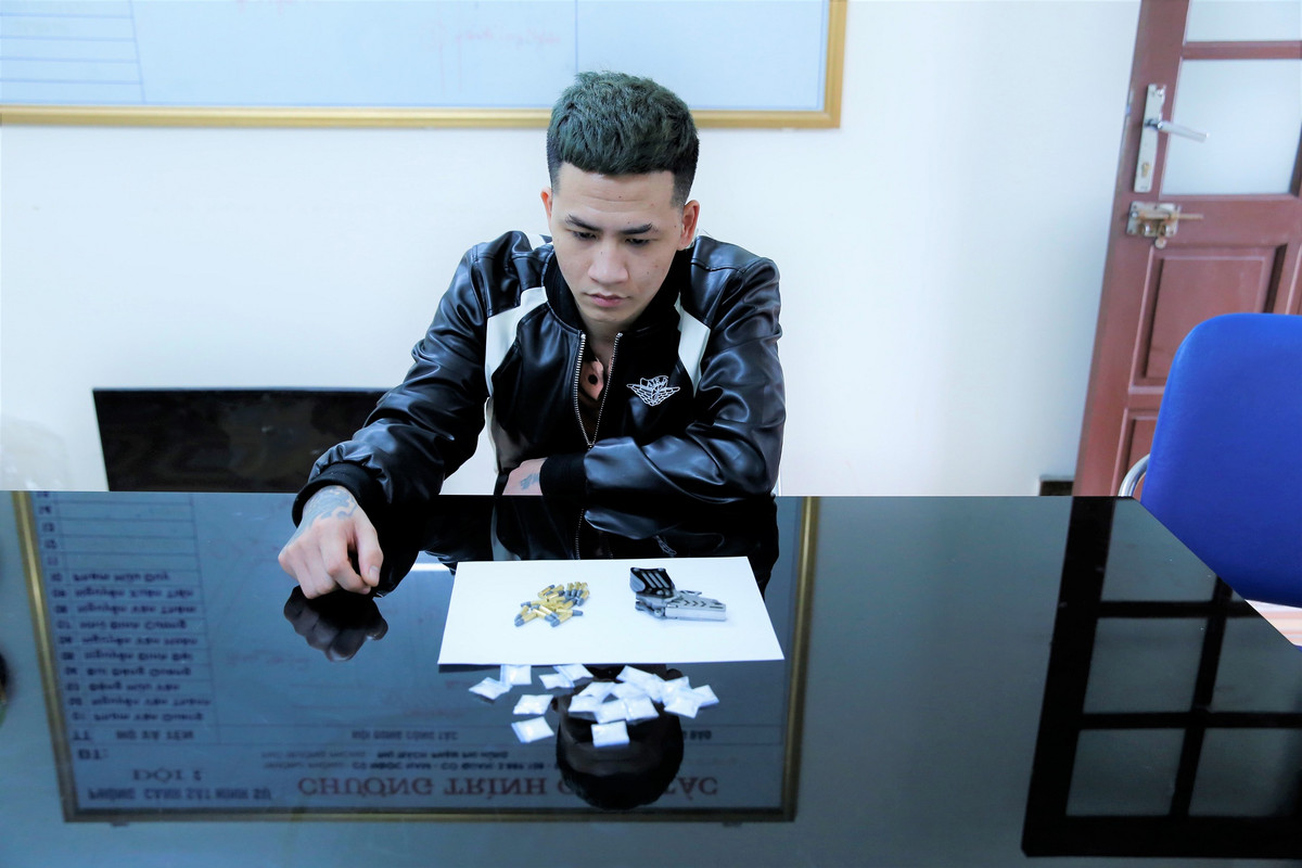 Hai Duong: Bat giu quan ly quan karaoke tang tru ma tuy, sung tu che-Hinh-2