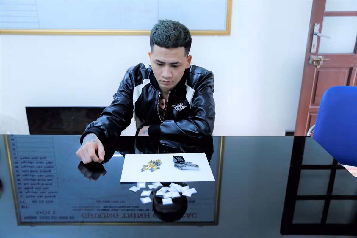 Hai Duong: Bat giu quan ly quan karaoke tang tru ma tuy, sung tu che-Hinh-2