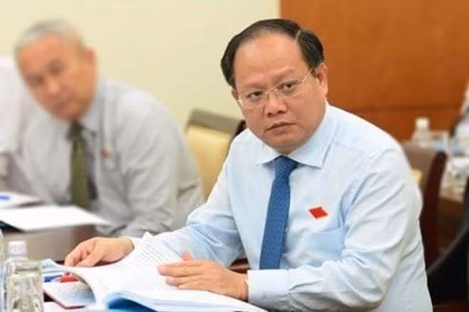 Cụ thể, Ủy ban Kiểm tra Trung ương xác định ông Tất Thành Cang đã vi phạm nguyên tắc tập trung dân chủ và quy chế làm việc, vi phạm thẩm quyền, nguyên tắc, quy trình xử lý công việc, vi phạm quy định của Thành ủy về quản lý, sử dụng tài sản tại các doanh nghiệp thuộc sở hữu Đảng bộ thành phố và các quy định pháp luật trong việc quyết định chủ trương hợp tác kinh doanh, chuyển nhượng dự án, chuyển nhượng quyền sử dụng đất của các doanh nghiệp thuộc Thành ủy, chấp thuận chủ trương để người đại diện phần vốn của Thành ủy biểu quyết phát hành cổ phần cho cổ đông chiến lược tại doanh nghiệp. 