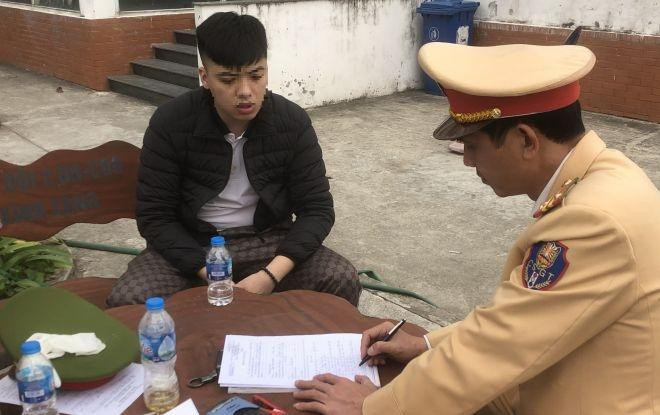  Lái xe dương tính ma túy chạy xe “tốc độ bàn thờ” trên cao tốc. Ngày 27/12, Cục CSGT cho biết, Đội TTKS giao thông đường bộ cao tốc số 2 vừa phát hiện một tài xế dương tính với ma tuý trên cao tốc Hà Nội - Hải Phòng. Trước đó, ngày 26/12, khi làm nhiệm vụ trên cao tốc Hà Nội – Hải Phòng, Tổ công tác của Đội 2 phát hiện ô tô con 5 chỗ biển số 15A-323.XX chạy quá tốc độ nên dừng xe, xử lý vi phạm và phát hiện tài xế dương tính với ma túy. Tài xế Phạm Văn Q. (25 tuổi, huyện Thủy Nguyên, Hải Phòng) thừa nhận vi phạm tốc độ và sử dụng ma túy.