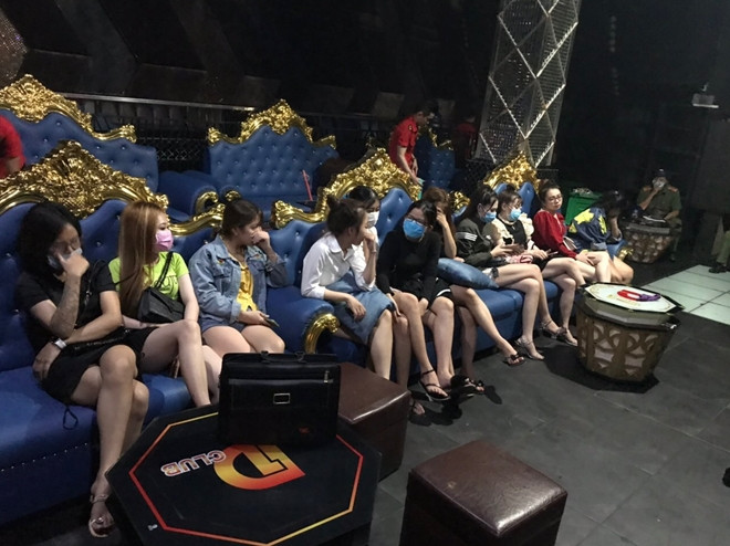  55 nam nữ dương tính ma túy tại bar D1 Bình Dương. Khoảng 1h ngày 27/12, Công an TP Thuận An (Bình Dương) bất ngờ đột kích, kiểm tra quán bar D1 (tọa lạc khu phố Đồng An 3, phường Bình Hòa, TP Thuận An) do Đặng Kim Sơn (SN 1962) làm chủ. Cảnh sát phát hiện quán bar này chứa 96 khách đến hát hò, nhảy múa. Trong đó, 55 nam nữ dương tính với chất ma túy. Đáng chú ý, quán bar này đã nhiều lần bị phát hiện nhiều khách dương tính ma túy.