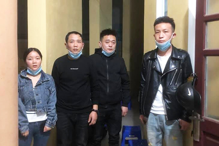  Phát hiện thêm 4 người Trung Quốc nhập cảnh trái phép. Rạng sáng 27/12, tổ công tác thuộc Trạm Cảnh sát giao thông cửa ô Hòa Hiệp Phòng Cảnh sát giao thông, Công an thành phố Đà Nẵng phát hiện ô-tô 7 chỗ biển kiểm soát 17A-178.43 vừa ra khỏi hầm Hải Vân có biểu hiện nghi vấn nên dừng xe. Qua kiểm tra, trên xe có 4 người Trung Quốc có thẻ căn cước công dân nhưng không có giấy tờ chứng minh nhập cảnh vào Việt Nam đúng pháp luật. Trước đó, ngày 21/12, Trạm cũng phát hiện 6 người Trung Quốc nhập cảnh trái phép vào Việt Nam.