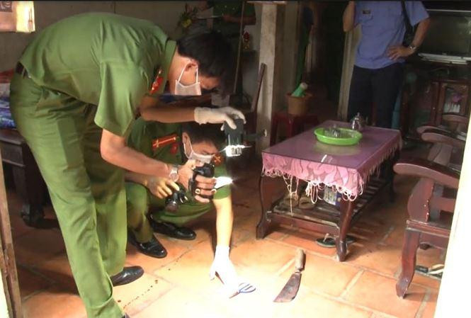  Đâm người tình cũ rồi tự sát. Công an Thị xã Quảng Yên (Quảng Ninh) đang điều tra làm rõ vụ án mạng khiến chị P.T.T. (22 tuổi, ngụ phường Nam Hòa, thị xã Quảng Yên) tử vong. Vào sang 27/12, Trần Trọng Nghĩa (27 tuổi, quê tỉnh Hà Nam) đến nhà chị T. Sau khi nói chuyện, Nghĩa bất ngờ dùng dao đâm nhiều nhát vào bụng chị T.. Gây án xong Nghĩa tự sát và tử vong. Ảnh minh họa.