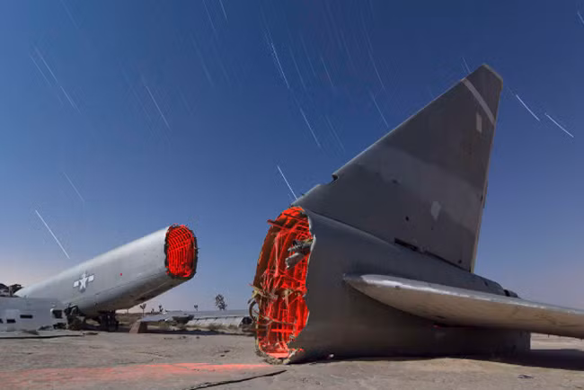 Phần còn lại của chiếc B-52 Stratofortress, chiếc máy bay này cũng xuất hiện trong bộ phim Dr. Strangelove của Stanley Kubrick năm 1964.